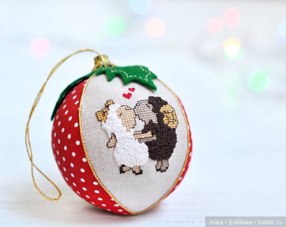 Вышитые крестиком елочные игрушки