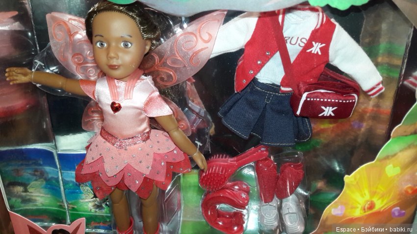 Лиис вернулась. И не одна