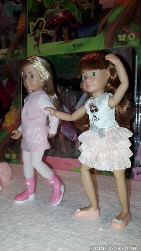 Лиис вернулась. И не одна