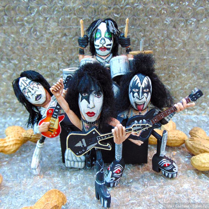 "Игра Престолов", The Beattles и Носферату: фигурки из арахиса от игрушечных дел мастера