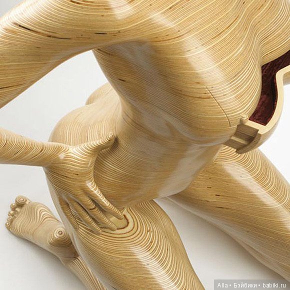 Интересная мебель из фанеры в форме обнаженных тел, 18+