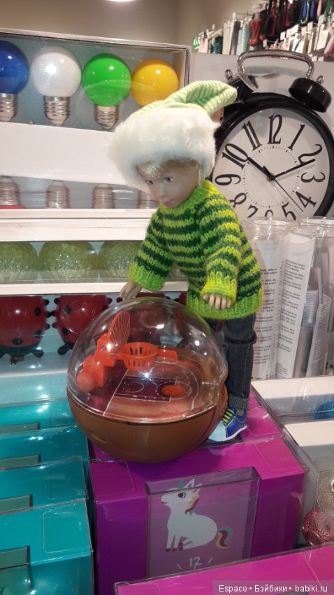 Миша Kruselings в поиске аксессуаров