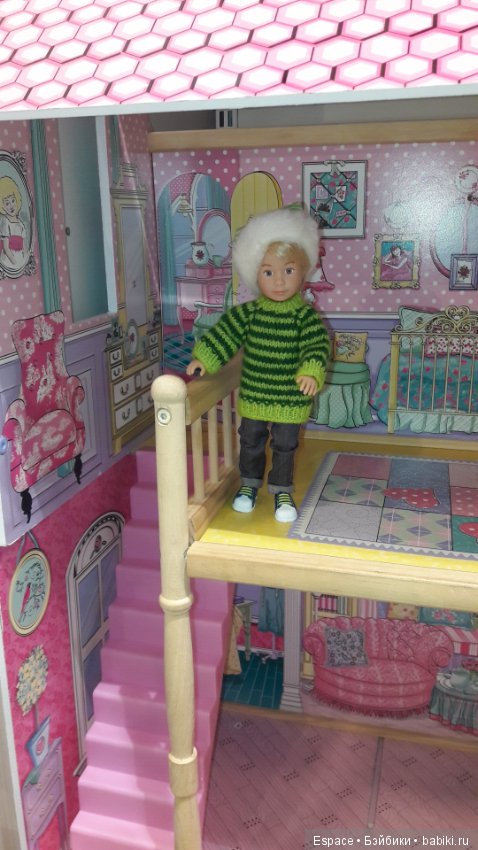 Миша Kruselings в поиске аксессуаров