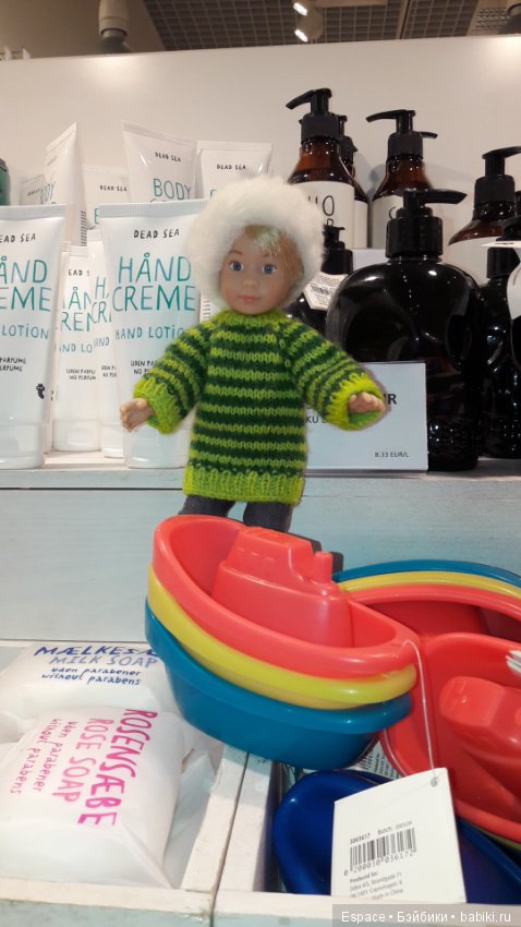 Миша Kruselings в поиске аксессуаров