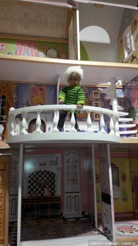 Миша Kruselings в поиске аксессуаров