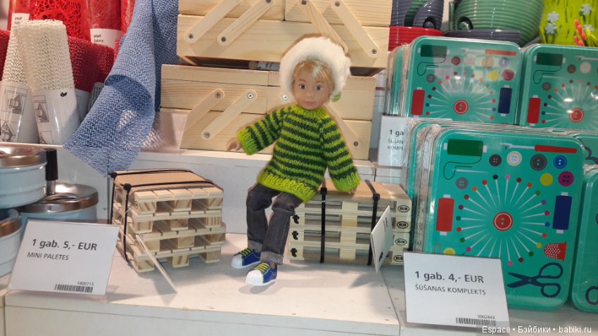 Миша Kruselings в поиске аксессуаров