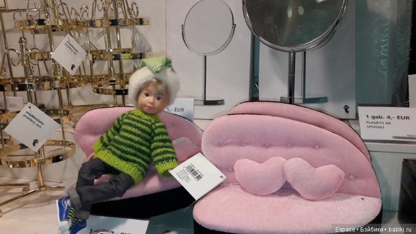 Миша Kruselings в поиске аксессуаров