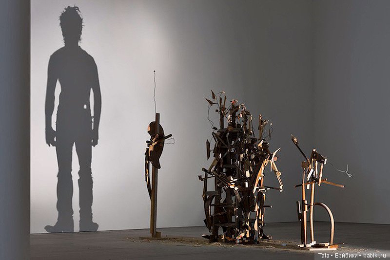 Невероятные скульптуры из груды мусора, света и тени