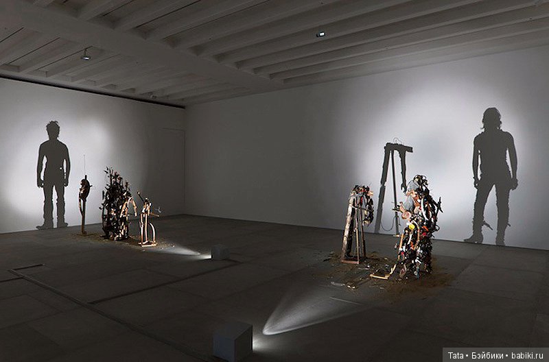 Невероятные скульптуры из груды мусора, света и тени (фото 2)