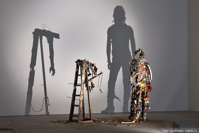 Невероятные скульптуры из груды мусора, света и тени (фото 3)