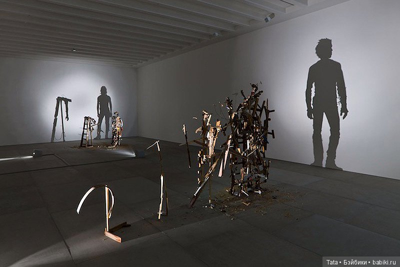 Невероятные скульптуры из груды мусора, света и тени (фото 4)