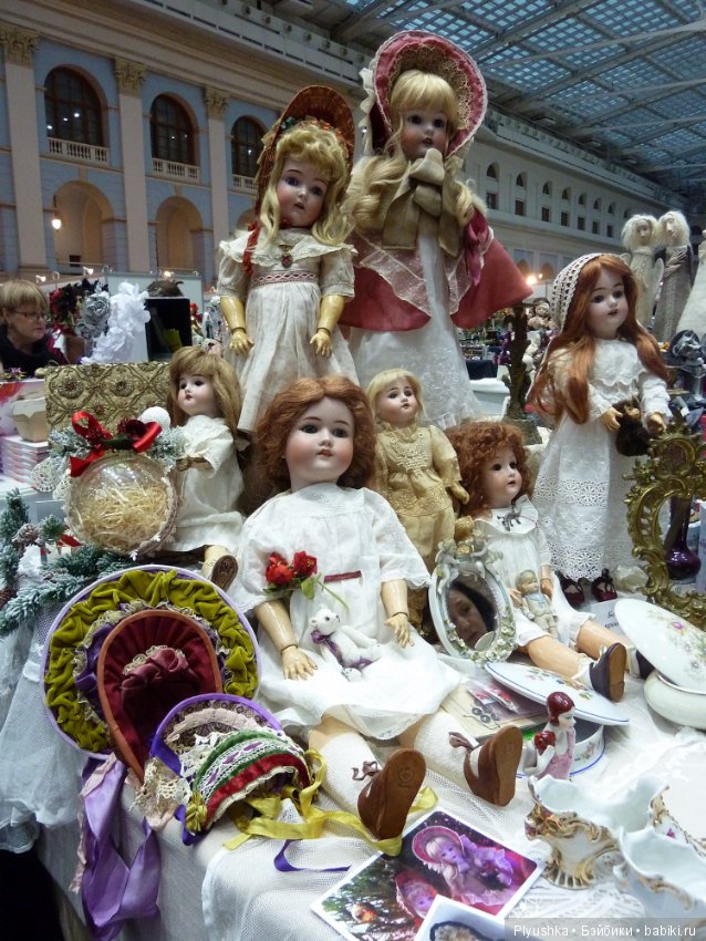 Антикварные куклы и реплики на выставке «Искусство куклы» в Гостином
