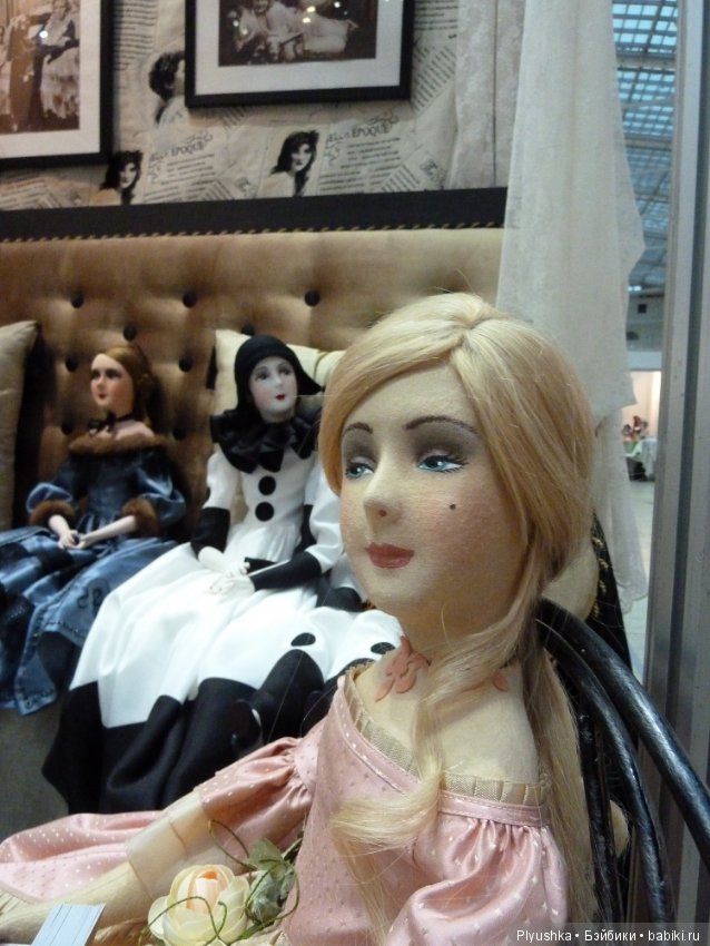 Антикварные куклы и реплики на выставке «Искусство куклы» в Гостином
