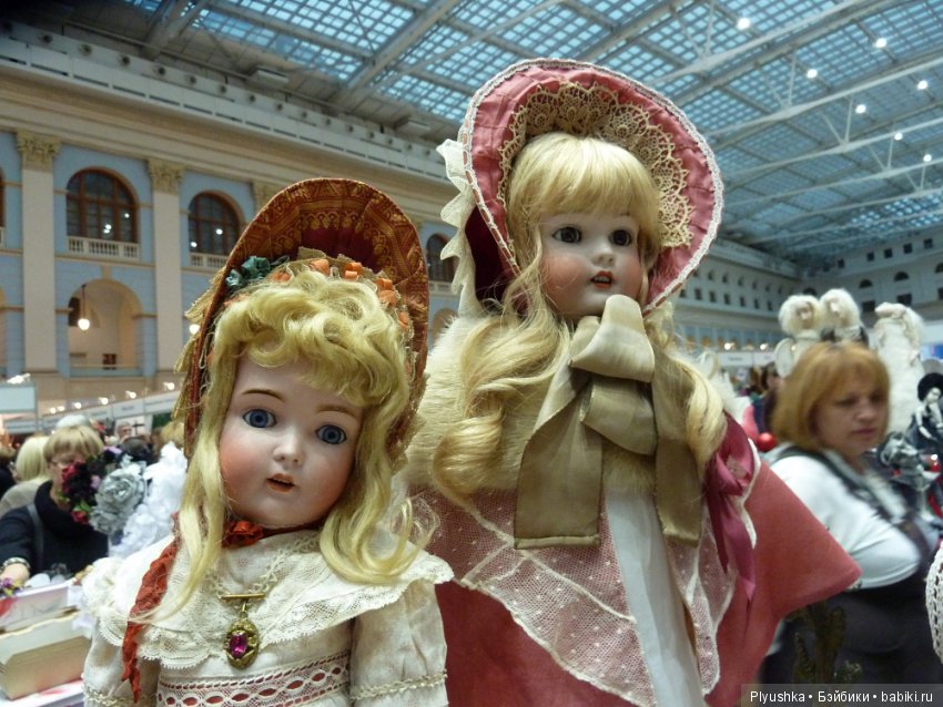 Антикварные куклы и реплики на выставке «Искусство куклы» в Гостином
