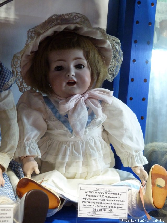 Антикварные куклы и реплики на выставке «Искусство куклы» в Гостином