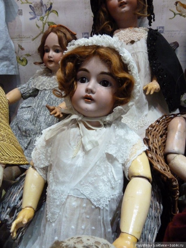 Антикварные куклы и реплики на выставке «Искусство куклы» в Гостином