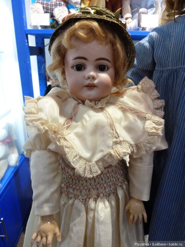 Антикварные куклы и реплики на выставке «Искусство куклы» в Гостином