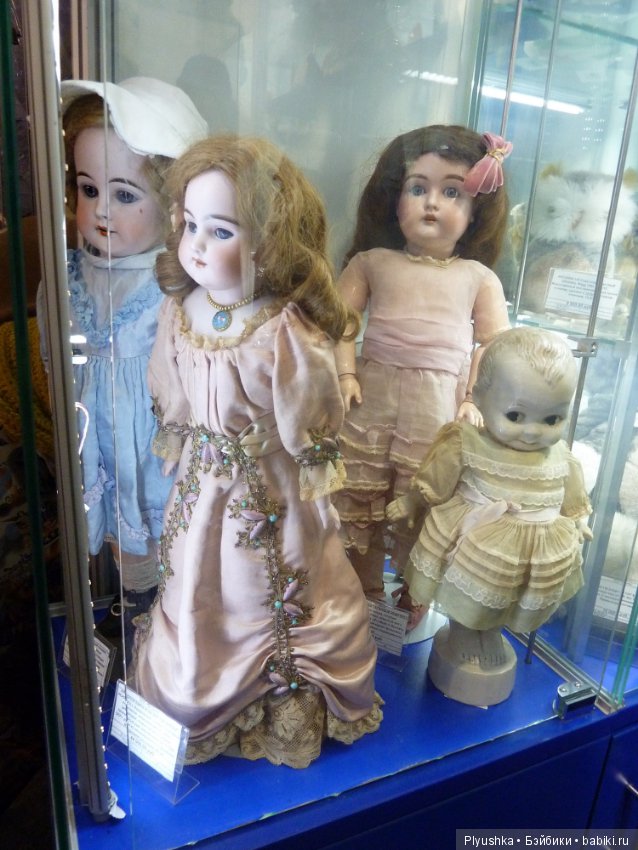 Антикварные куклы и реплики на выставке «Искусство куклы» в Гостином