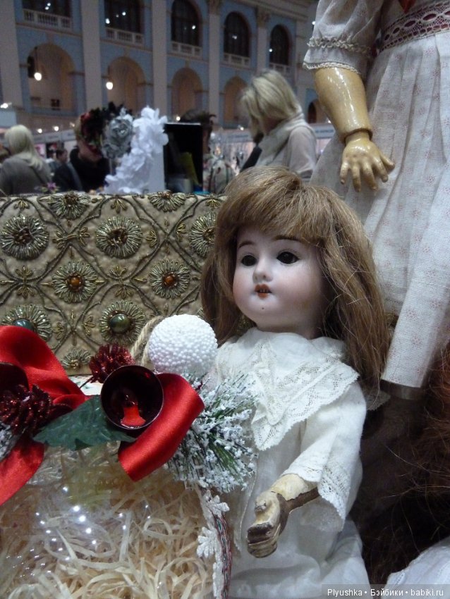 Антикварные куклы и реплики на выставке «Искусство куклы» в Гостином