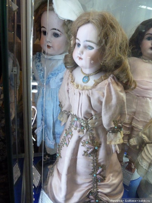 Антикварные куклы и реплики на выставке «Искусство куклы» в Гостином