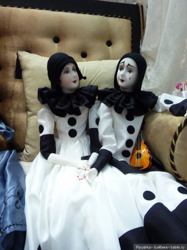 Антикварные куклы и реплики на выставке «Искусство куклы» в Гостином