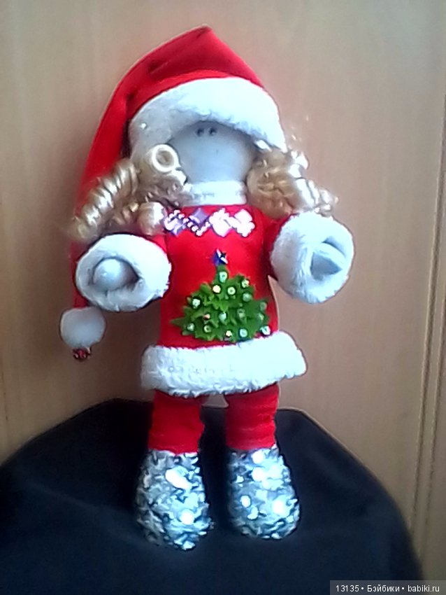 Новогодняя интерьерная куколка (фото 6)