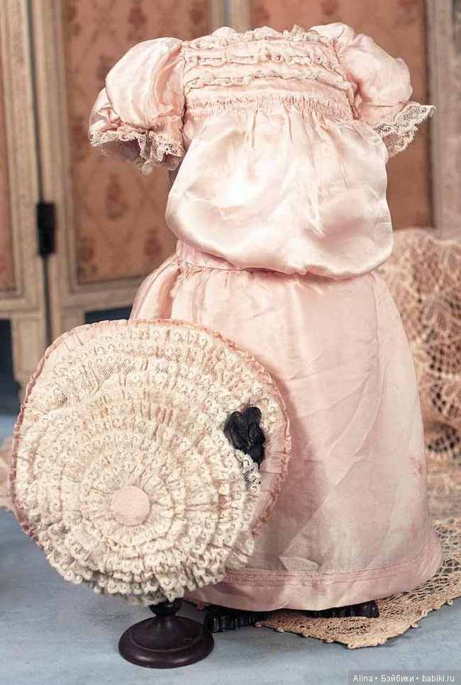 Антикварная кукольная одежда и аксессуары