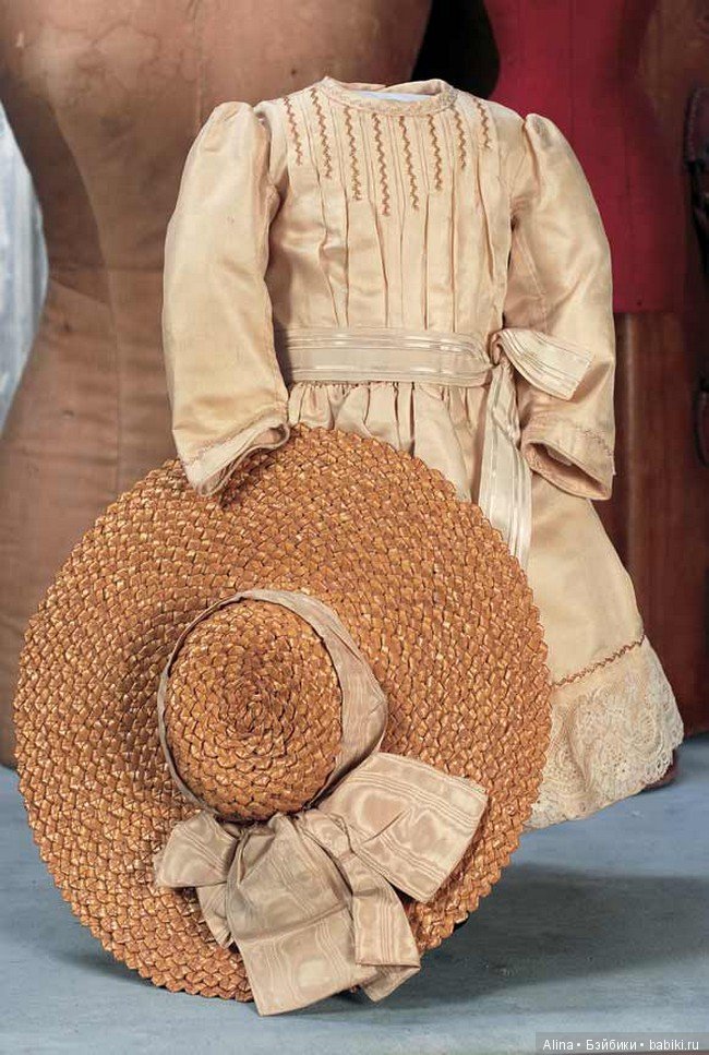 Антикварная кукольная одежда и аксессуары