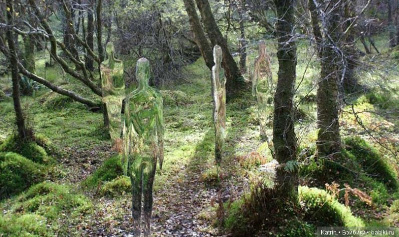 Скульптуры-призраки в шотландском лесу
