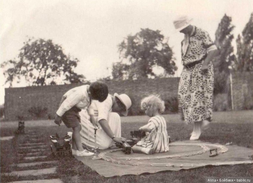 Когда под рождественской ёлкой целый мир, город или просто железнодорожная станция