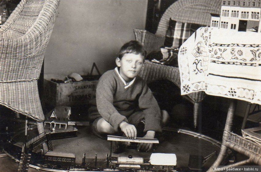 Когда под рождественской ёлкой целый мир, город или просто железнодорожная станция