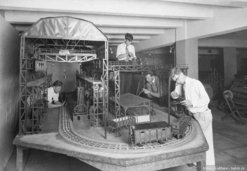 Когда под рождественской ёлкой целый мир, город или просто железнодорожная станция