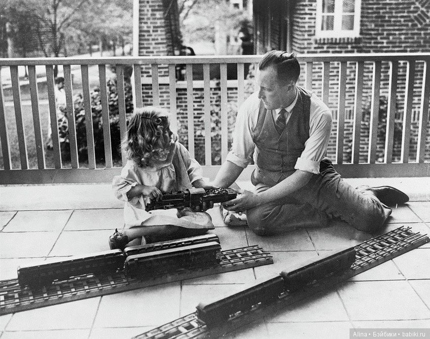 Когда под рождественской ёлкой целый мир, город или просто железнодорожная станция