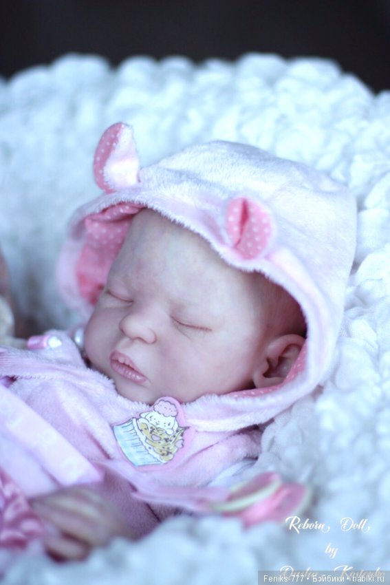 толстые свечи для праздника. красивые малышки. маленькие детки. красивые младенцы девочки. чудо малышки.