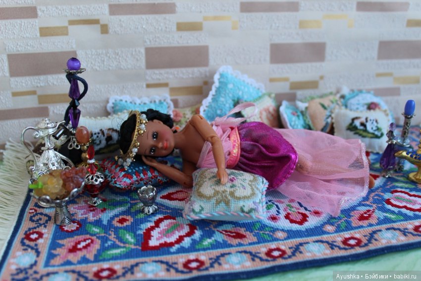 Вышитые миниатюрные коврики для коллекционных домиков (фото 5)