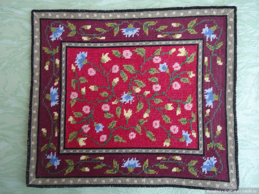 Вышитые миниатюрные коврики для коллекционных домиков