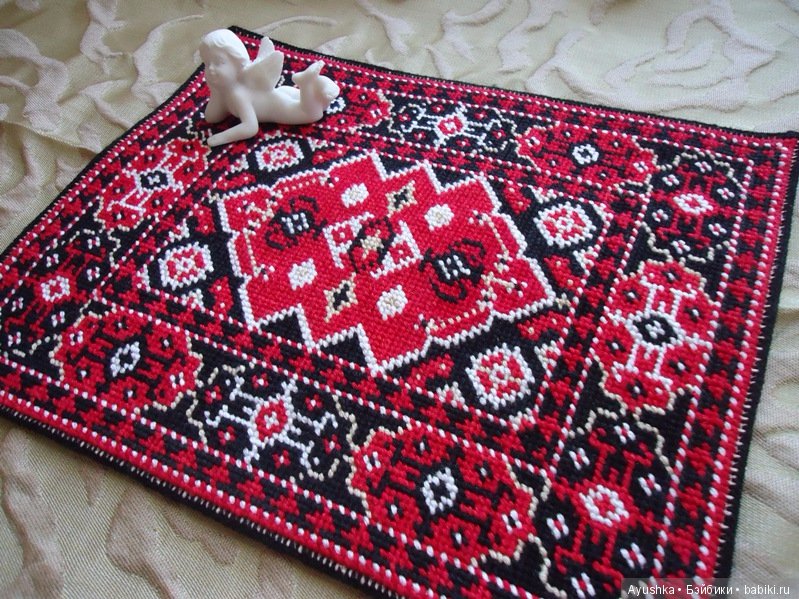 Вышитые миниатюрные коврики для коллекционных домиков