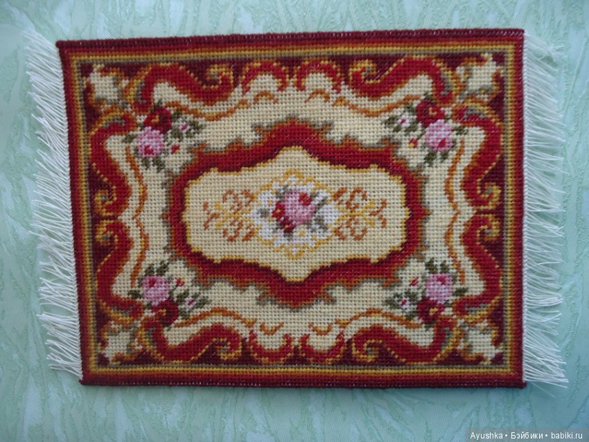 Вышитые миниатюрные коврики для коллекционных домиков