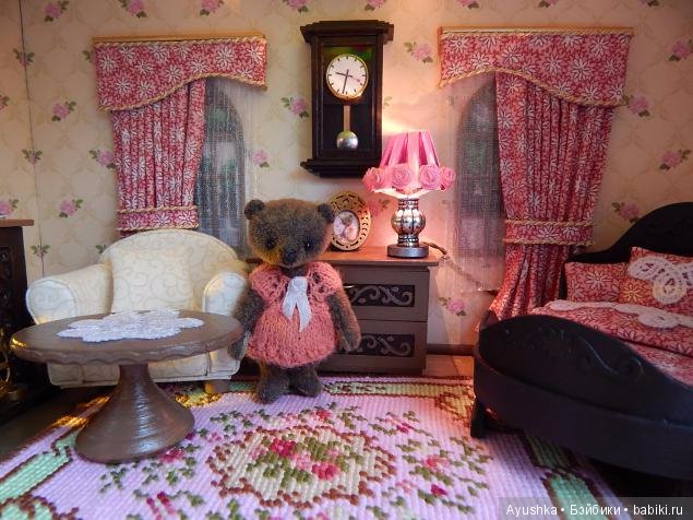 Вышитые миниатюрные коврики для коллекционных домиков