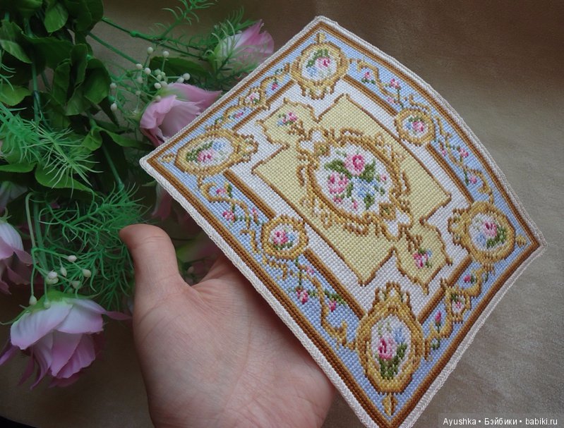 Вышитые миниатюрные коврики для коллекционных домиков