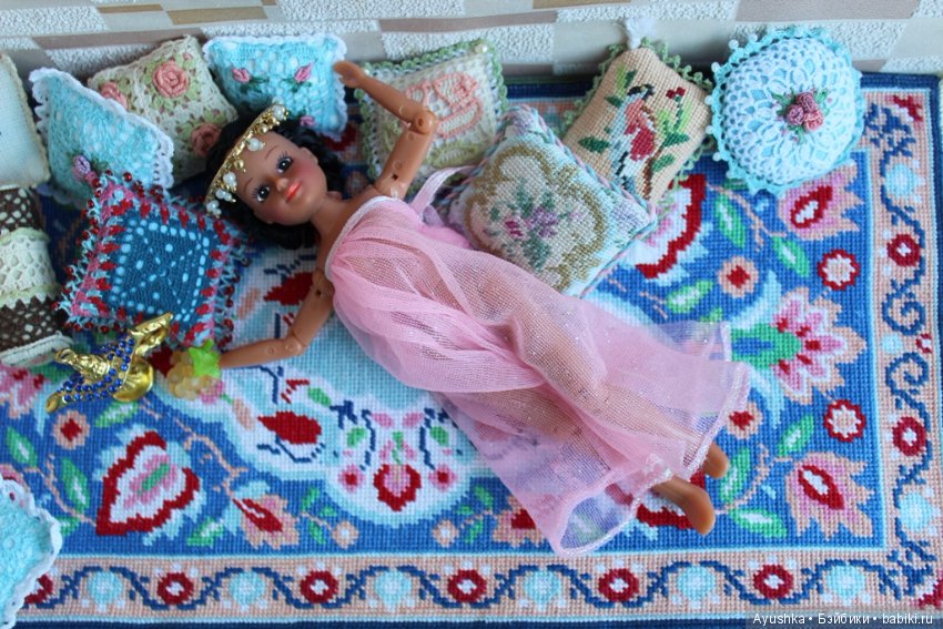 Вышитые миниатюрные коврики для коллекционных домиков (фото 7)