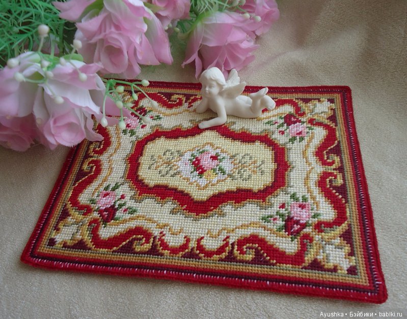 Вышитые миниатюрные коврики для коллекционных домиков