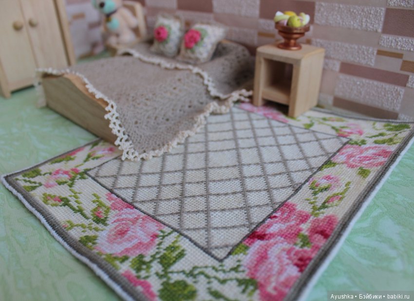 Вышитые миниатюрные коврики для коллекционных домиков (фото 8)