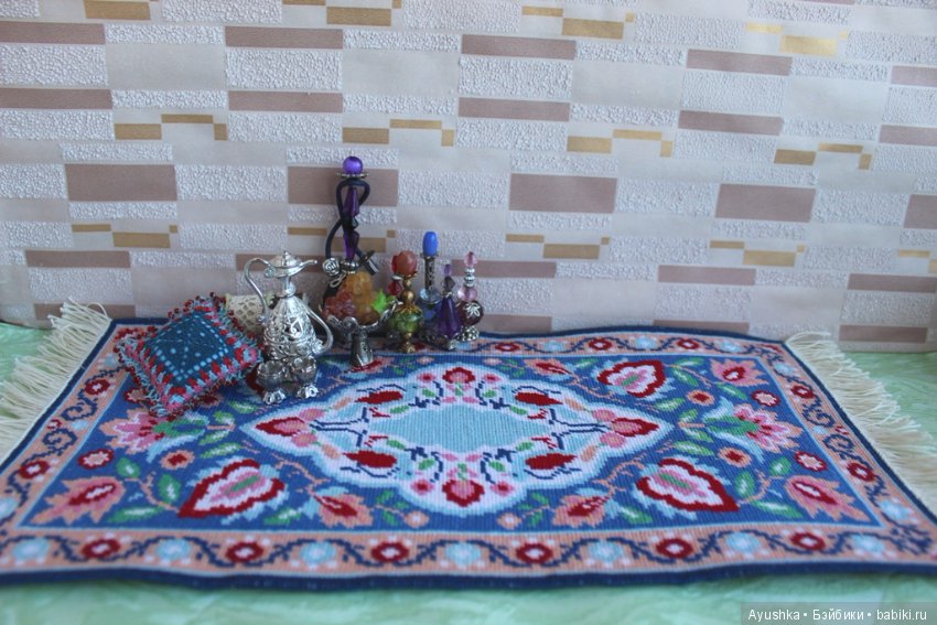 Вышитые миниатюрные коврики для коллекционных домиков (фото 4)