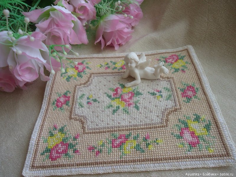 Вышитые миниатюрные коврики для коллекционных домиков