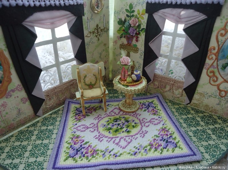 Вышитые миниатюрные коврики для коллекционных домиков