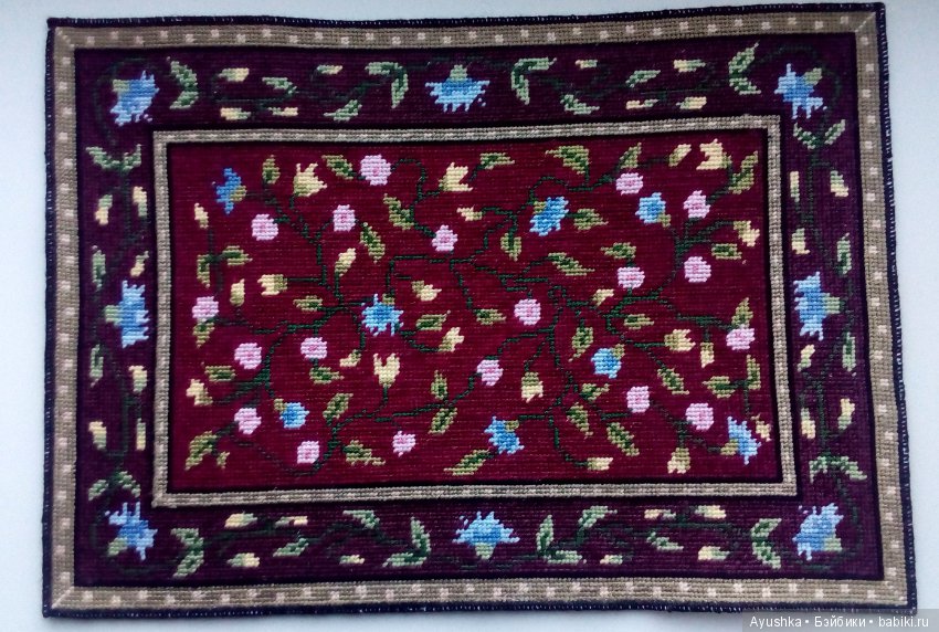 Вышитые миниатюрные коврики для коллекционных домиков