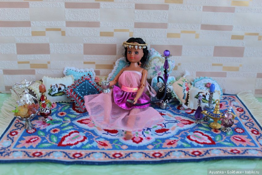 Вышитые миниатюрные коврики для коллекционных домиков (фото 6)