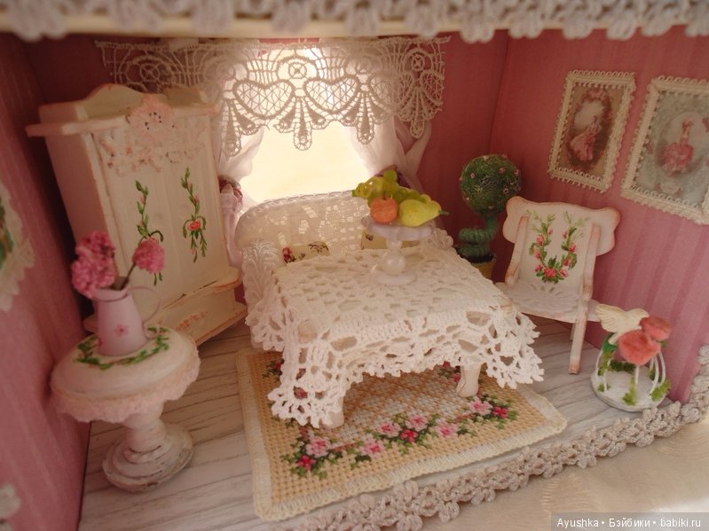 Вышитые миниатюрные коврики для коллекционных домиков