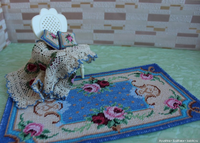 Вышитые миниатюрные коврики для коллекционных домиков